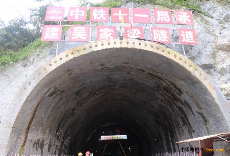 图3、城开高速吴家梁隧道进口