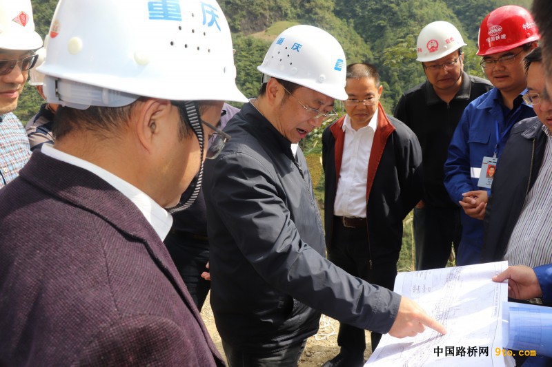 图2、滕英明董事长（左3）一行调研城开高速雪宝山互通工程建设情况