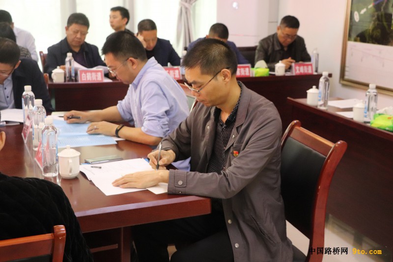 图5、五公司党委书记刘建波参加座谈会