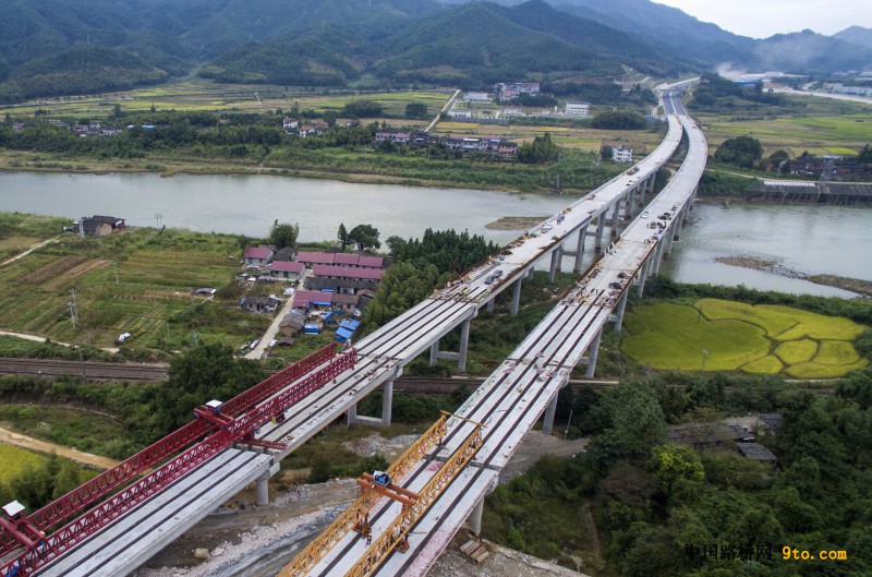 图为：北新路桥集团福建顺邵高速项目铺前贯通   雒焕鼎摄