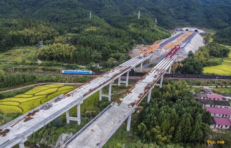 图为：北新路桥集团福建顺邵高速项目铺前贯通  雒焕鼎摄