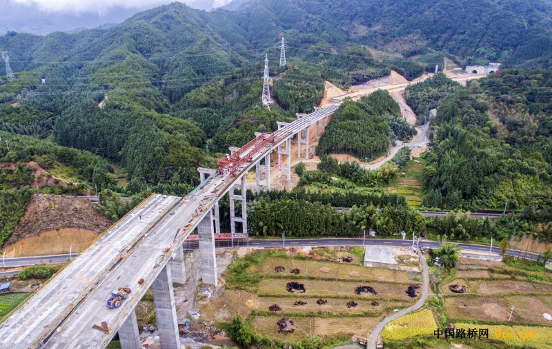 图为：北新路桥集团福建顺邵高速项目下沙大桥贯通  雒焕鼎摄
