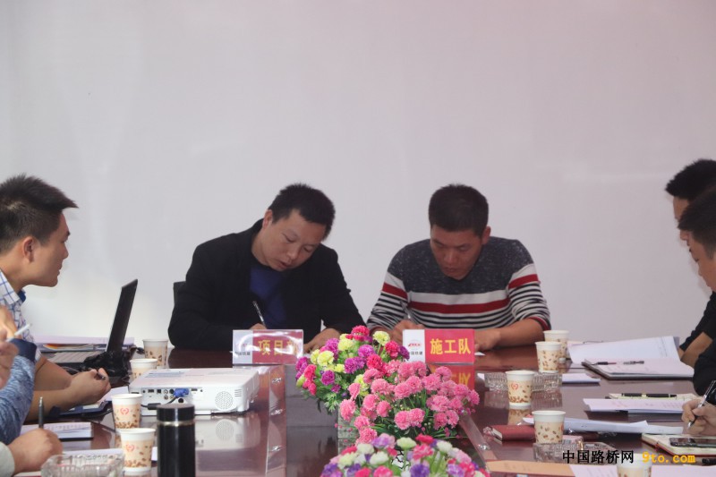 图2、一分部项目经理与施工队伍负责人签订施工生产责任状
