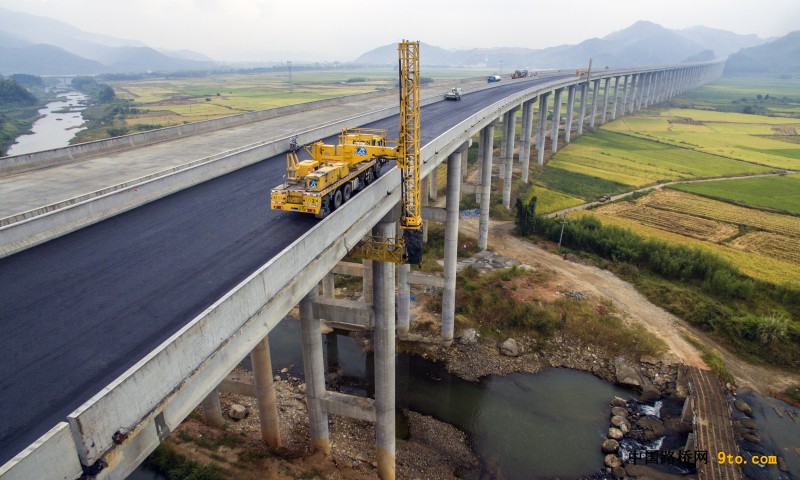 图为：兵团十一师北新路桥福建顺邵高速项目河坊特大桥  雒焕鼎摄