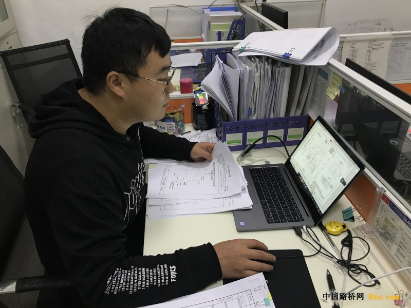 图4、吴涛在认真办公中