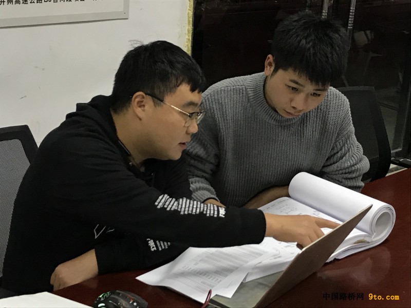 图5、吴涛（左）与技术人员在讨论施工方案