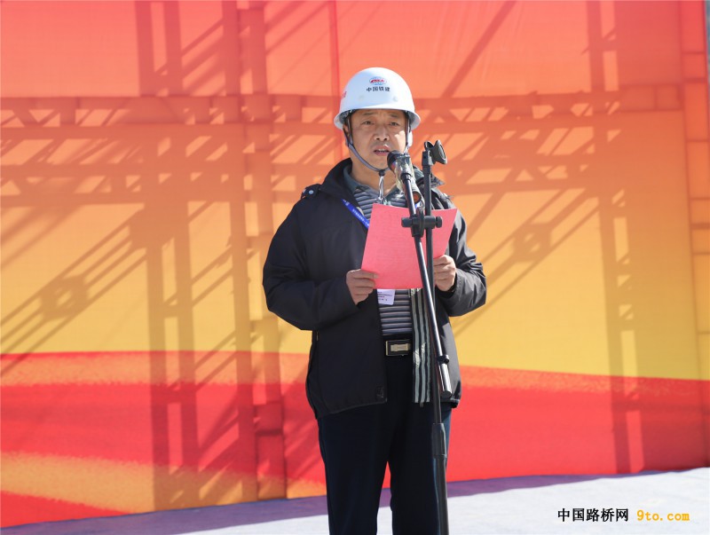 图3、十堰市交通投资有限公司总经理张富清介绍工程概况