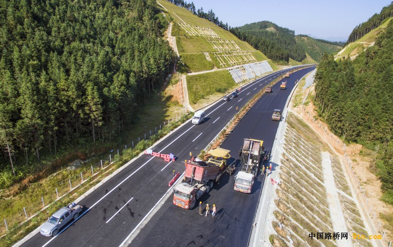 图为：北新路桥福建顺邵高速项目路面B1标上面层摊铺作业现场 雒焕鼎摄