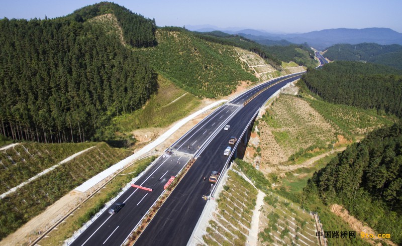 图为：北新路桥福建顺邵高速项目路面工程施工现场 雒焕鼎摄
