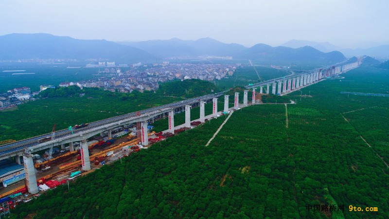图3：灵江特大桥施工全景