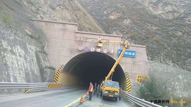 国道310线天巉公路甘肃天水市麦积区中滩镇葫芦峡隧道题字脱落