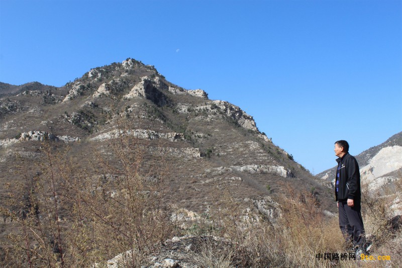 图3、邱书贵所在的工区山地