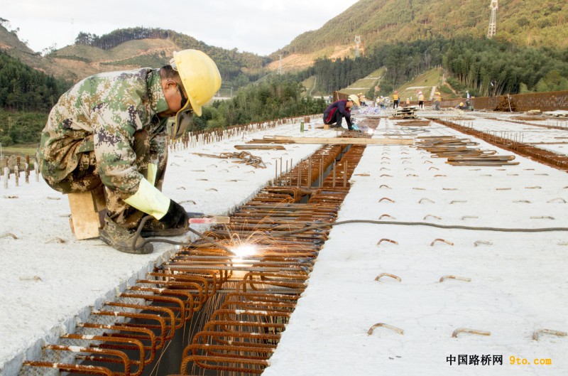 图为：北新路桥福建顺邵高速项目外石大桥桥面系施工现场  雒焕鼎摄