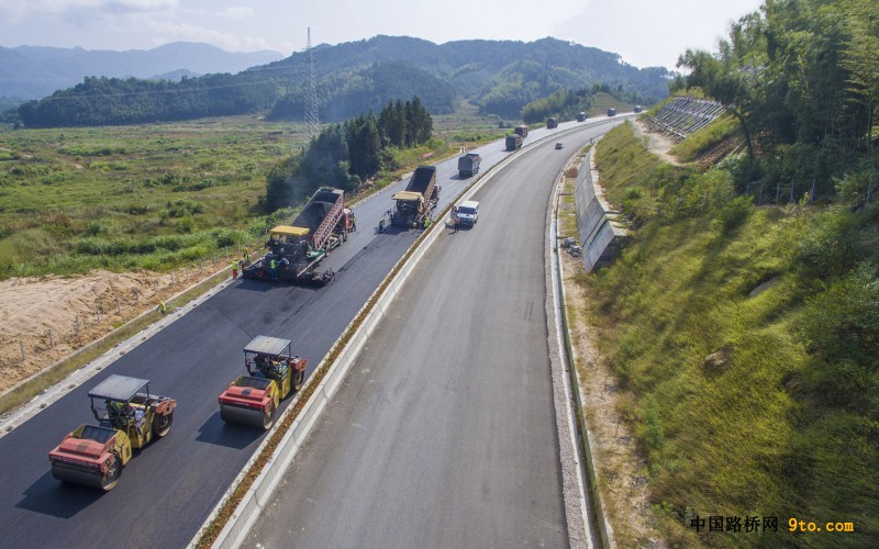 图为：北新路桥福建顺邵高速项目路面1标上面层摊铺现场 雒焕鼎摄 
