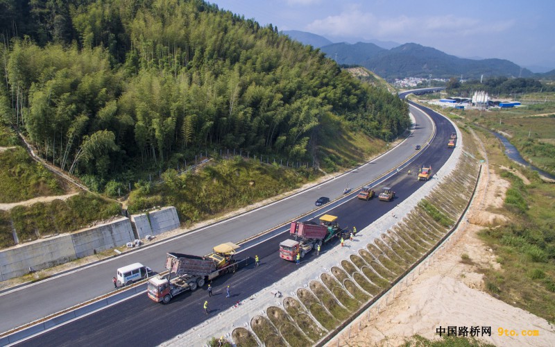 图为：北新路桥福建顺邵高速项目路面1标上面层摊铺现场 雒焕鼎摄