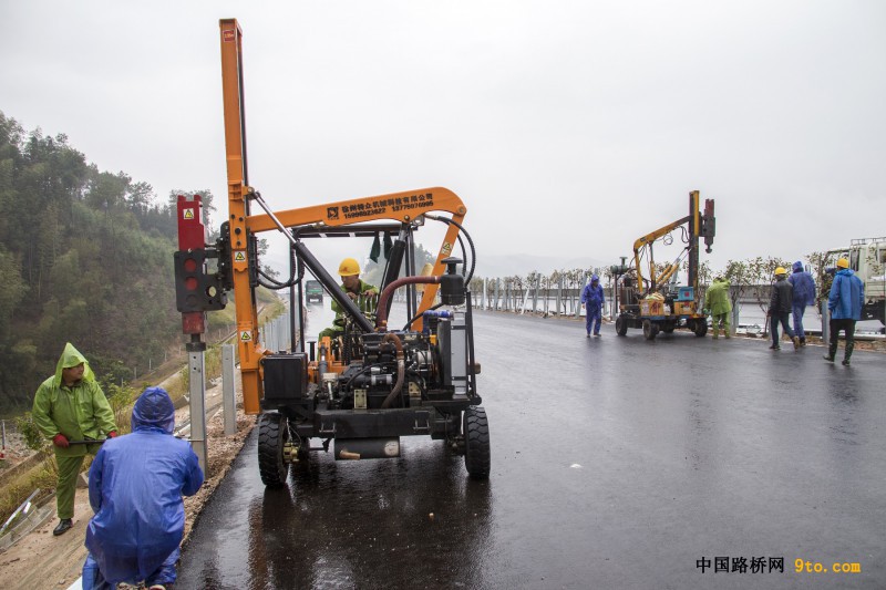 图为：北新路桥福建顺邵高速项目交安工人冒雨施工交安立柱 雒焕鼎摄