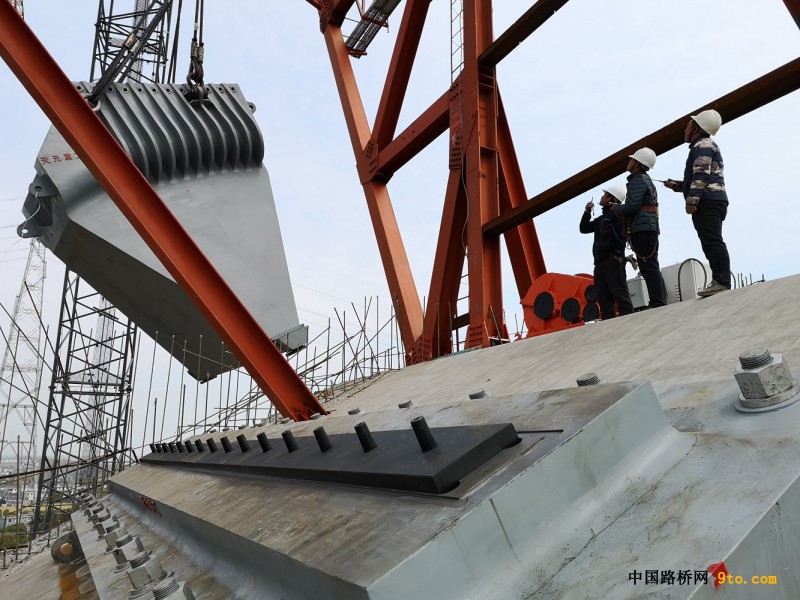 图3：最后一个散索鞍吊装-2-崔永兴摄