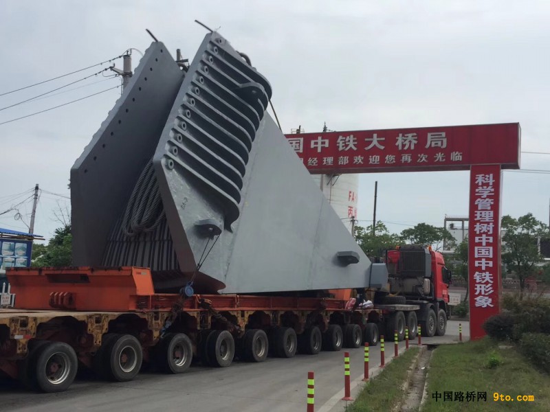 图4：散索鞍运输-张耀军摄
