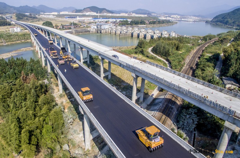 图为：北新路桥福建顺邵高速项目路面二标正对铺前大桥进行路面摊铺  雒焕鼎摄