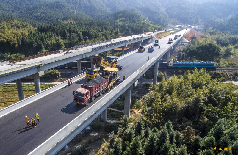 图为：北新路桥福建顺邵高速项目路面二标正对铺前大桥进行路面摊铺 雒焕鼎摄