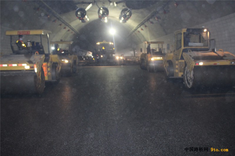 1、九连山隧道沥青路面洞内施工场景