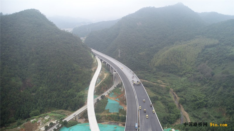 3、九连山隧道沥青路面贯通后洞外摊铺大干现场