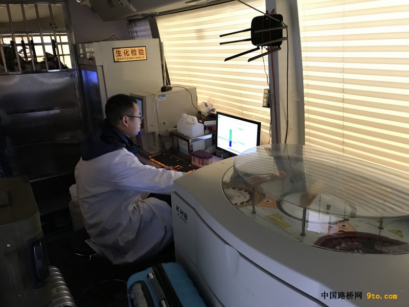 图3、医师利用设备在进行血液分析