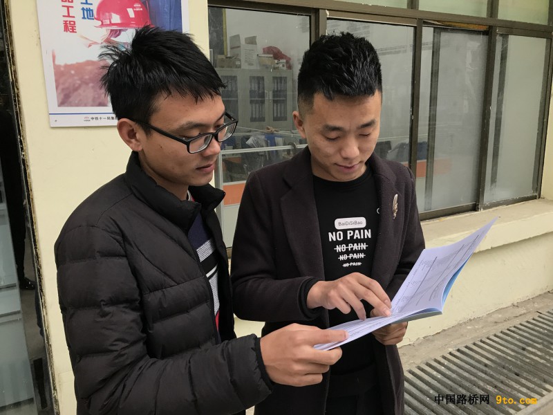 图5、李超（右）与工友们交流体检报告