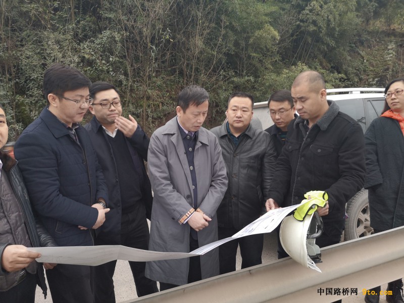 图2：李明现场指导工作
