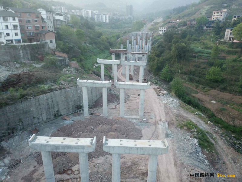 图5：耸立起桥墩