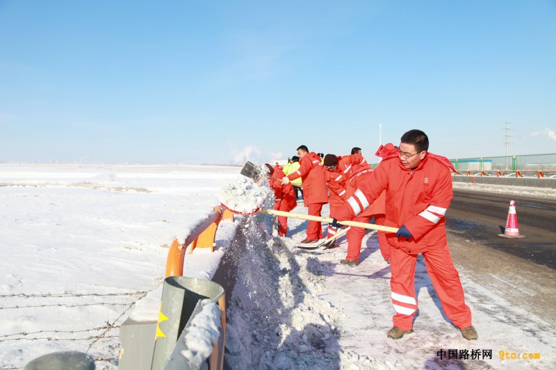 局高养中心应急保畅人员对下河清匝道积雪进行清理
