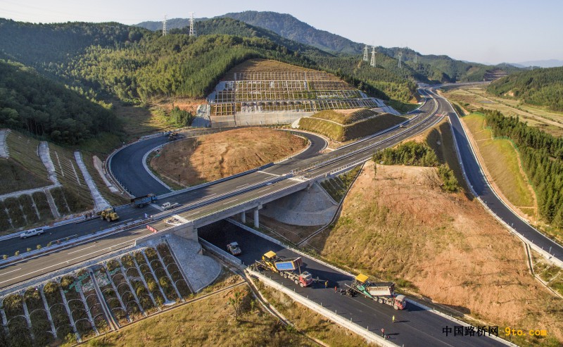 图为：北新路桥福建顺邵高速项目卫闽互通路面摊铺现场 雒焕鼎摄