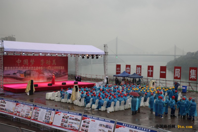 图1、观看慰问演出现场（邓豪摄）