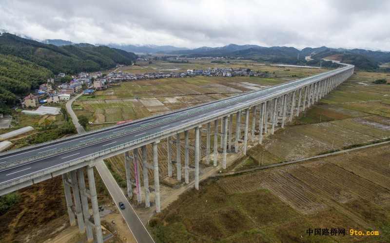 图为：北新路桥福建顺邵高速项目河坊特大桥   雒焕鼎摄