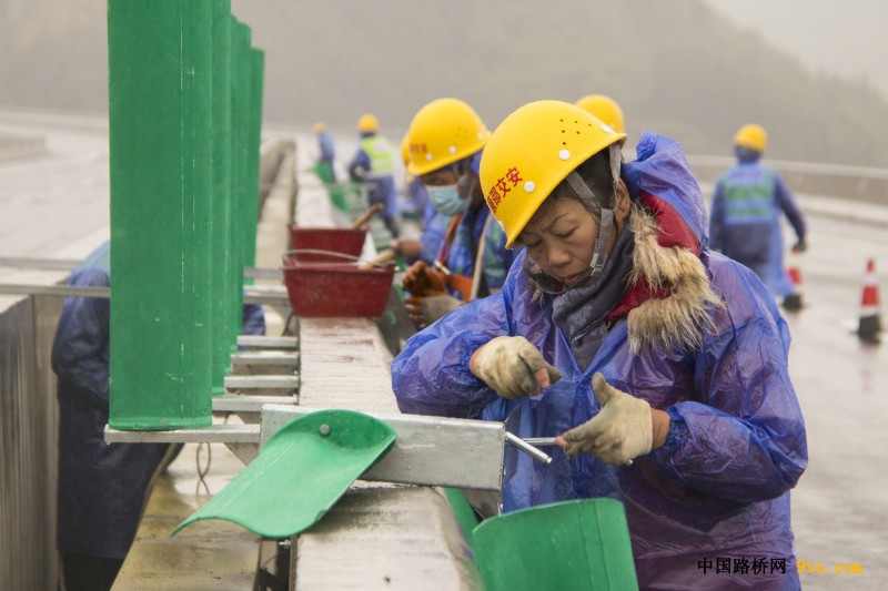 图为：北新路桥福建顺邵高速项目河坊特大桥交安工人正安装防眩板  雒焕鼎摄