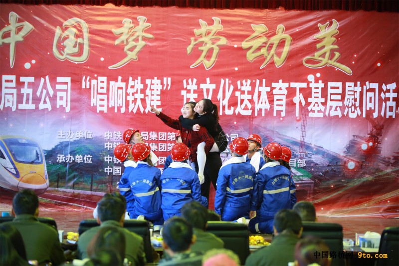 图1、舞蹈《工地情怀》（摄影：马劲松）