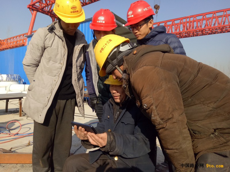 23局深圳地铁6号线组织施工队观看改革开放四十周年大会