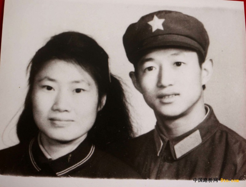 图2、黄明华穿军装与妻子柳真淑合影（摄影：李艳敏）