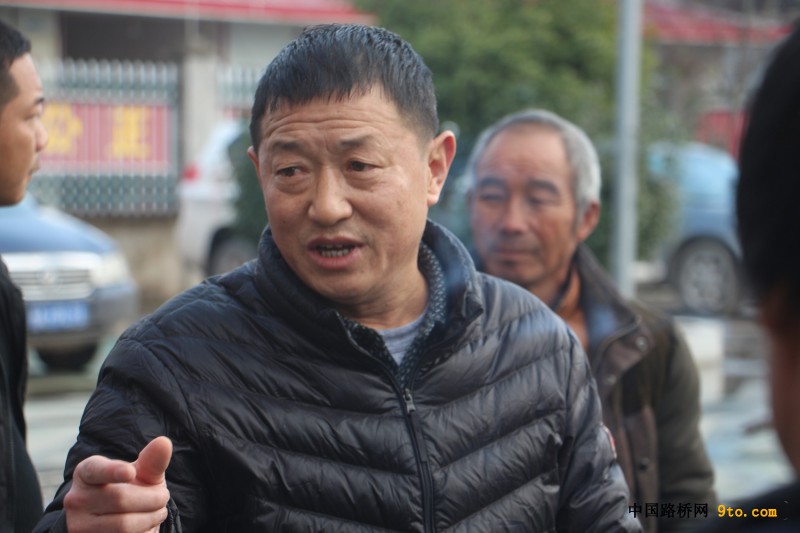 图3、黄书记与农名工在一起（摄影：李艳敏）