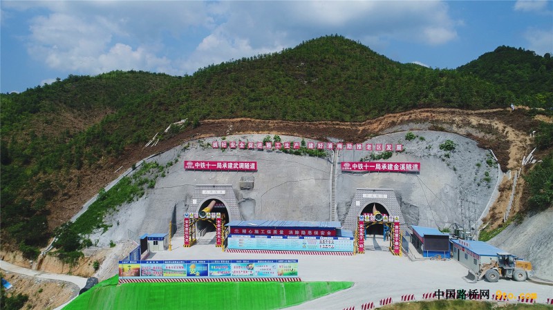 图1、武调隧道、金溪隧道出口全景