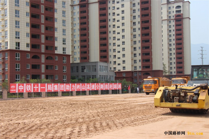 图4、路基标准化施工
