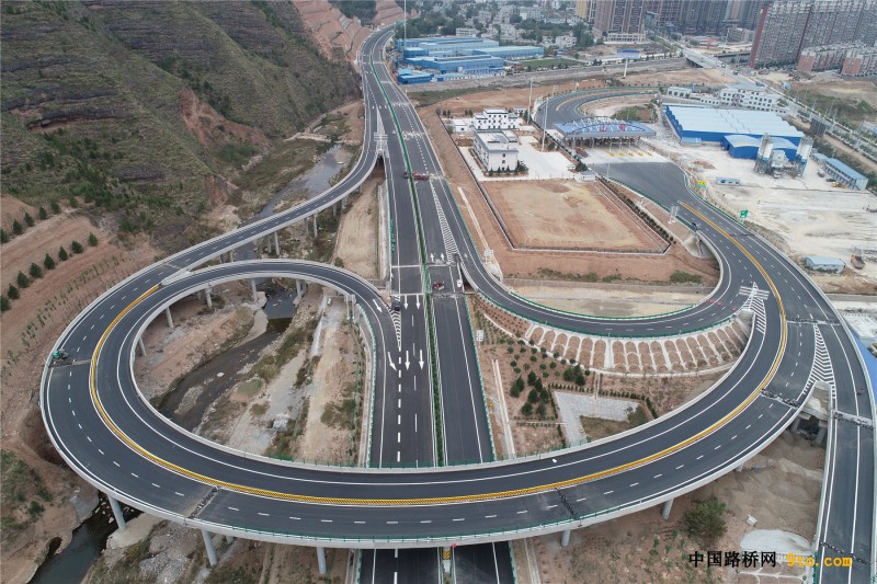 图5、中铁十一局二公司承建的山阳西互通区俯瞰图