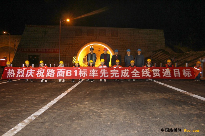 图为：北新路桥福建顺邵高速项目路面B1标率先完成路面摊铺   雒焕鼎摄 