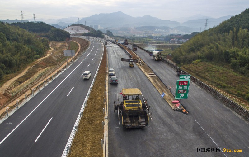 图为：北新路桥福建顺邵高速项目顺昌互通D匝道路面摊铺现场   雒焕鼎摄 
