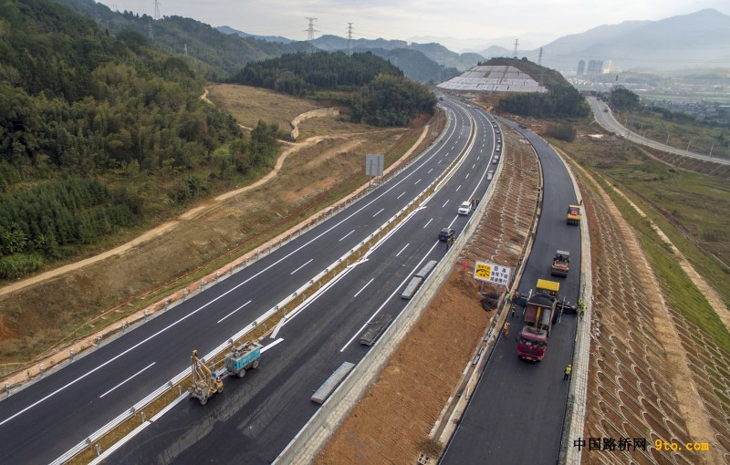 图为：北新路桥福建顺邵高速项目顺昌互通D匝道路面摊铺现场  雒焕鼎摄 