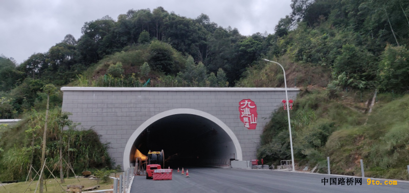沥青独家供应"新博高速九连山隧道"项目