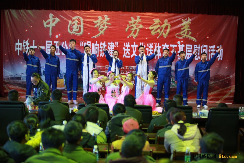 图2、歌伴舞《为了谁》（摄影：马劲松）