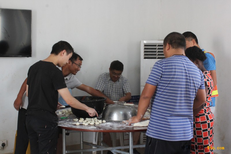 图1：项目职工集体包饺子
