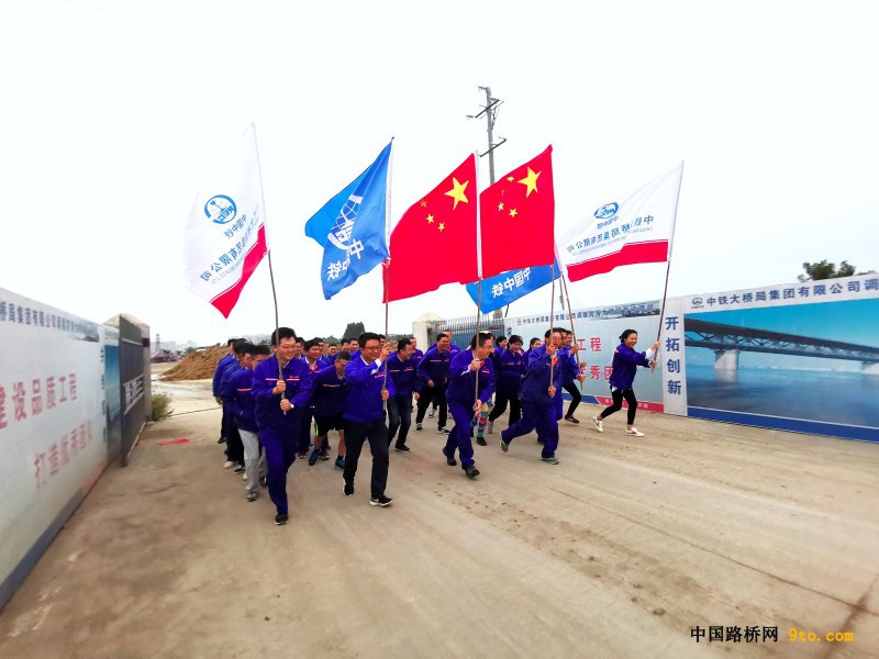 精神抖擞，阔步向前