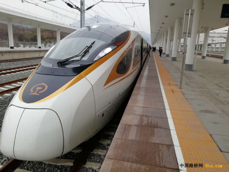 图1、首趟复兴号列车驶入歙县北站